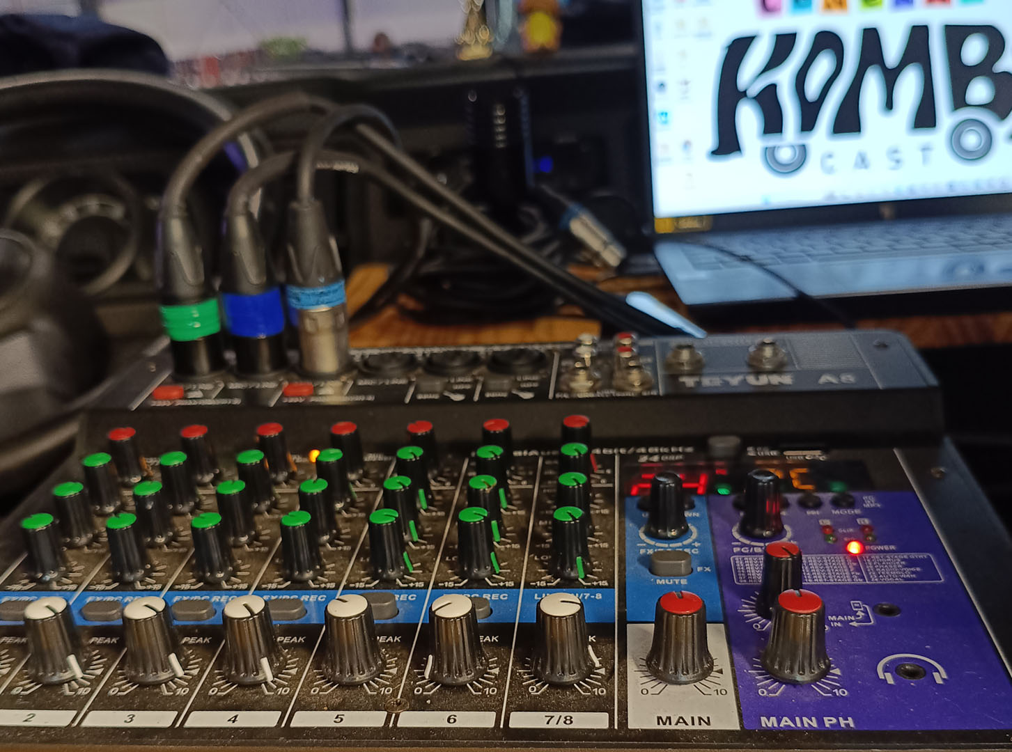 Mesa estúdio Conexão Kombicast.jpg